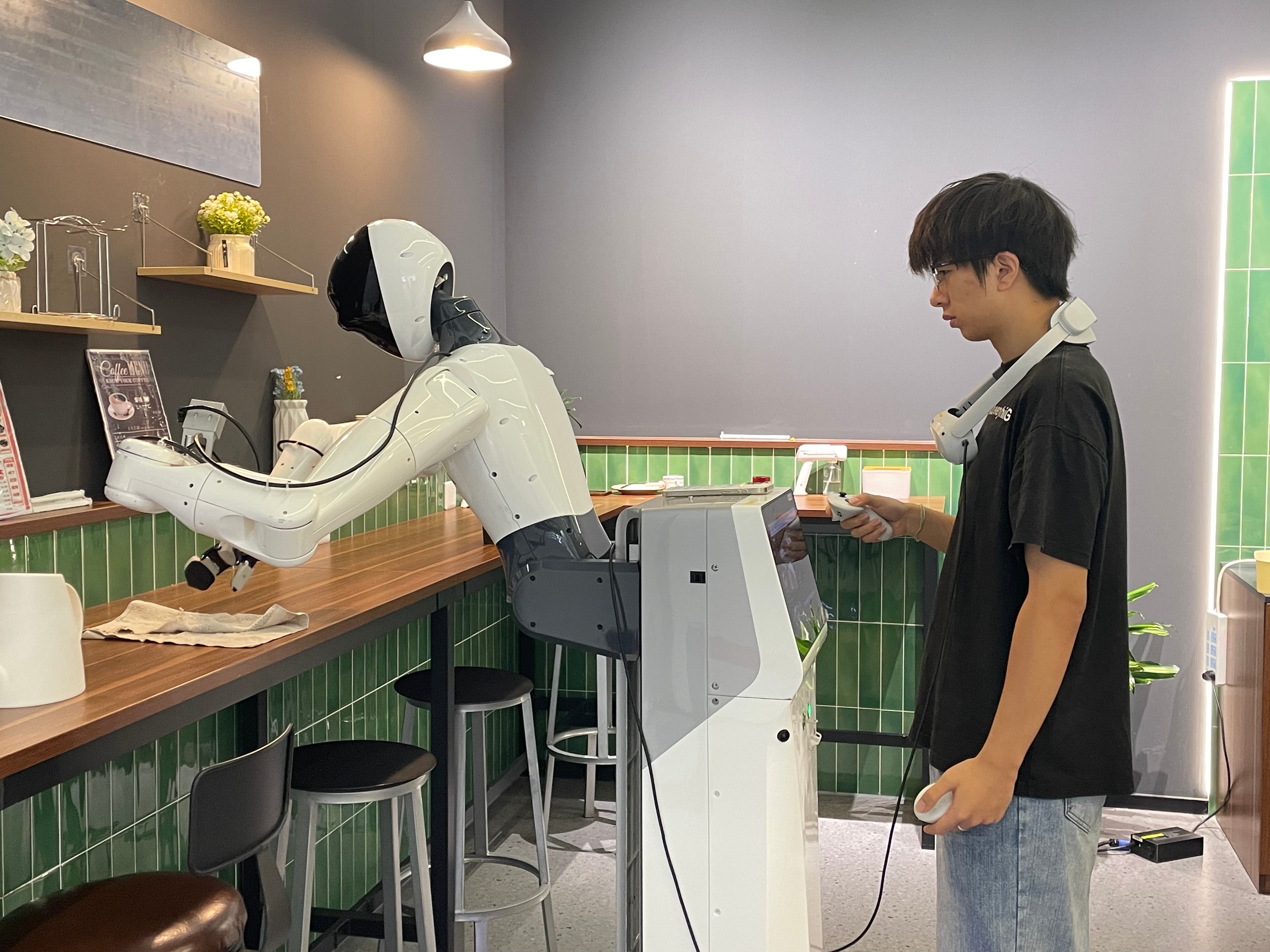 操作人员引导机器人完成物理任务